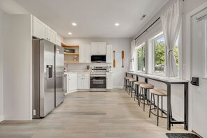 Geladeira, micro-ondas, cooktop, cafeteira/chaleira
