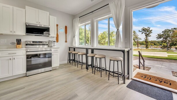 Private kitchen - Cozy 3 bedroom Cabin- Close to splash pad (Spirit Lake)