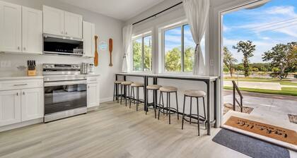 Cozy 3 bedroom Cabin- Close to splash pad