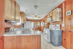 Fridge, microwave, stovetop, dishwasher