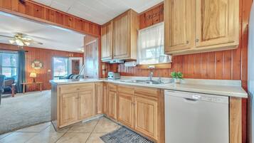 Réfrigérateur, micro-ondes, plaque de cuisson, lave-vaisselle