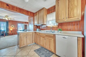 Fridge, microwave, stovetop, dishwasher