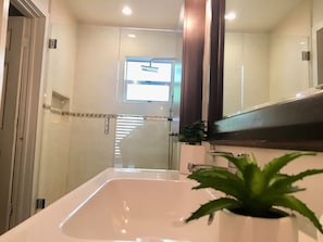 Shower, towels, soap, toilet paper - Awesome unit in Miami for your next getaway. Walking distance from Cocowalk! (Miami)