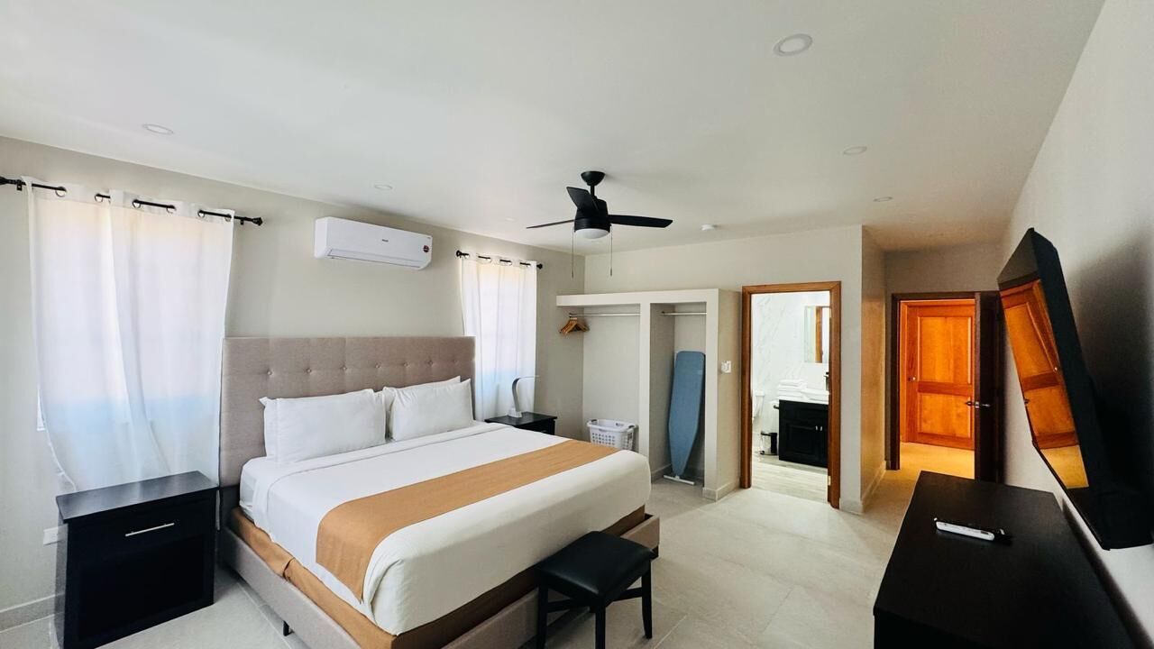 Een strijkplank/strijkijzer, wifi, beddengoed