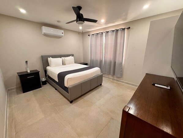 Room - Charming 3-bedroom apartment with AC in adorable Belize City (Belize City)