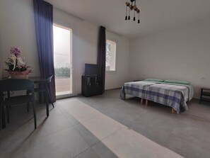 Habitación Confort | Ropa de cama de alta calidad, decoración personalizada y escritorio