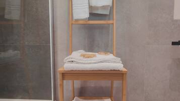 Familienapartment | Badezimmer | Dusche, kostenlose Toilettenartikel, Haartrockner, Bidet