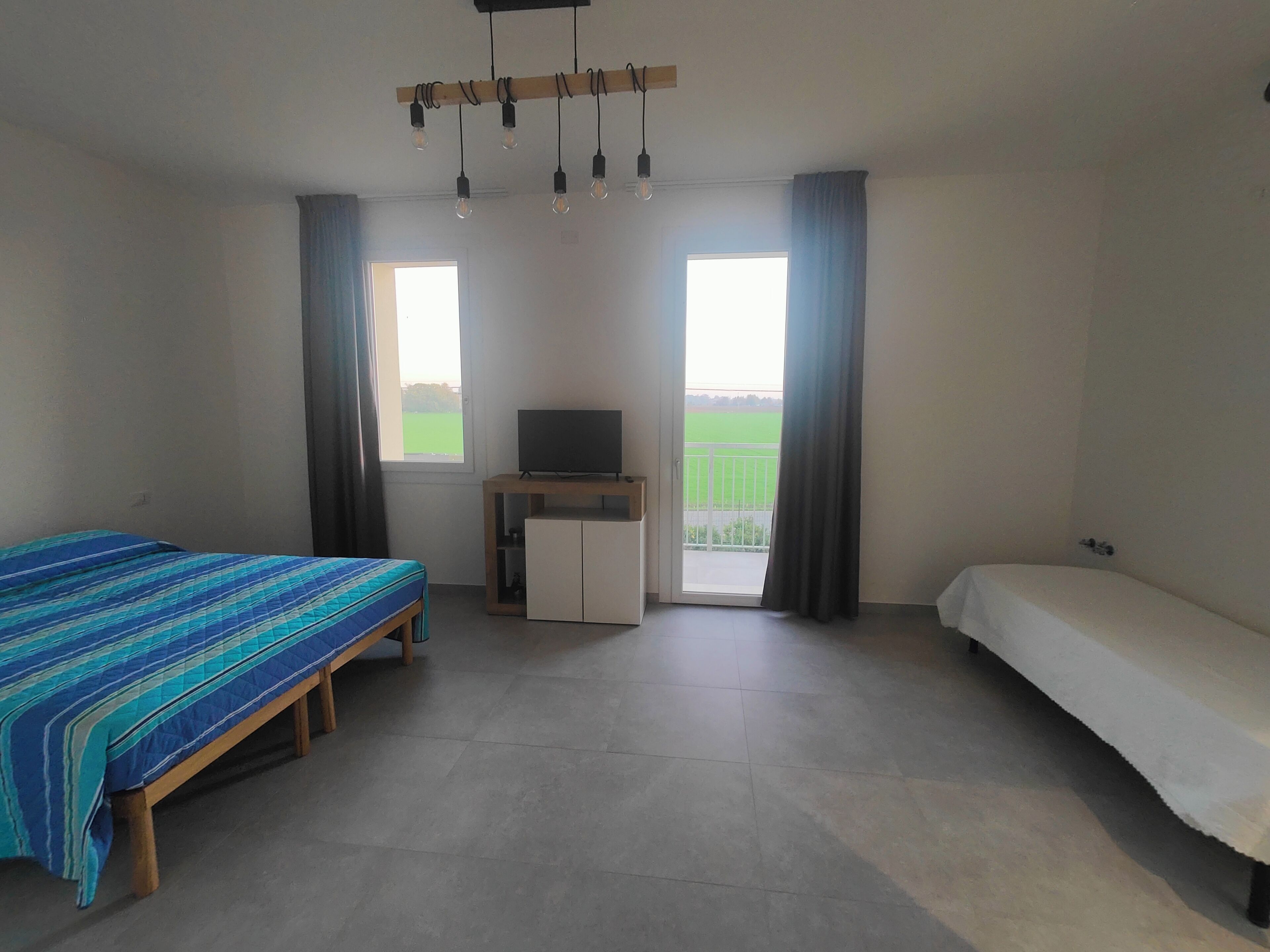 Rosso Melograno | Hochwertige Bettwaren, individuell dekoriert, Schreibtisch