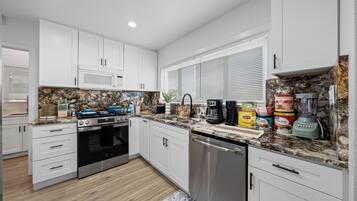 Jääkaappi, mikroaaltouuni, uuni, liesi