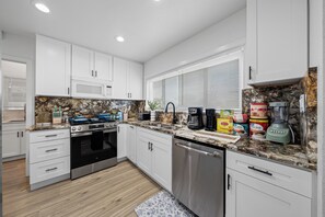 冰箱、微波炉、烤箱、炉灶