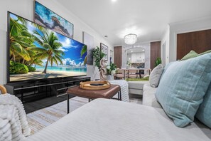 Smart TV, books, music library - 4BR/2Bth Hot Tub, King Bed, 80" TV, Gated Yard, Ranch (El Cajon)