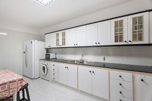 Fridge, microwave, oven, stovetop - Vacation Home 'Casa Francisco' with Sea View, Wi-Fi and Air Conditioning (Granadilla)