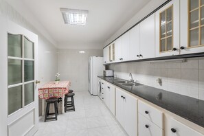 Fridge, microwave, oven, stovetop - Vacation Home 'Casa Francisco' with Sea View, Wi-Fi and Air Conditioning (Granadilla)
