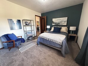 Iron/ironing board, WiFi, bed sheets - House of Blues: Updated and Cozy 2 Bed near campus and hospitals (Urbana)