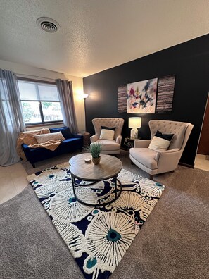 Living area - House of Blues: Updated and Cozy 2 Bed near campus and hospitals (Urbana)