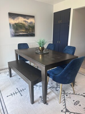 Dining - House of Blues: Updated and Cozy 2 Bed near campus and hospitals (Urbana)