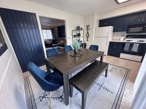 House of Blues: Updated and Cozy 2 Bed near campus and hospitals