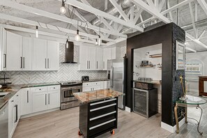 Een koelkast, een microgolfoven, een oven, een kookplaat