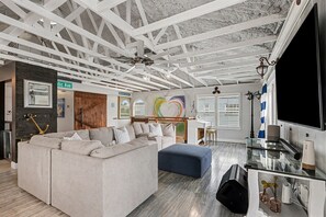 Smart-TV, Kamin, Arbeitsbereiche