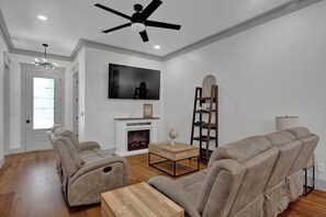 Smart TV, printers - Fairfield Place - Amarillo's Executive Destination (Amarillo)