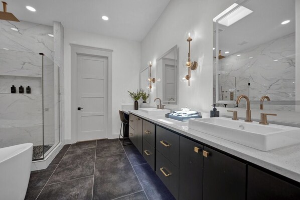 Shower, jetted bath, hair dryer, towels - Fairfield Place - Amarillo's Executive Destination (Amarillo)