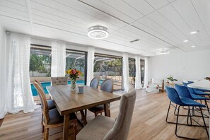 Dining - A Pineapple Escape - A 3-bedroom house in adorable Nokomis with a pool! (Nokomis)
