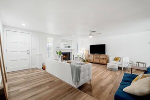 Living area - A Pineapple Escape - A 3-bedroom house in adorable Nokomis with a pool! (Nokomis)