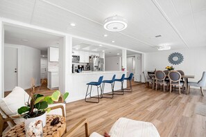 Dining - A Pineapple Escape - A 3-bedroom house in adorable Nokomis with a pool! (Nokomis)
