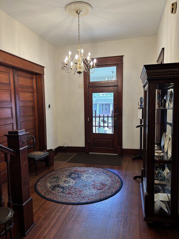 Interior - Austin Room - Hardeman House Bed and Breakfast (Nacogdoches)