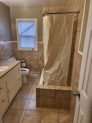 Douche, serviettes fournies, savon, papier toilette
