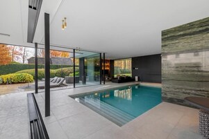 Piscina interna, funciona das 17h às 22h, guarda-sóis, espreguiçadeiras