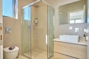 Shower, hair dryer, towels, soap - Arilllas Villas Marilou (Corfu)