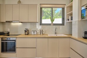 Fridge, microwave, oven, dishwasher - Arilllas Villas Marilou (Corfu)