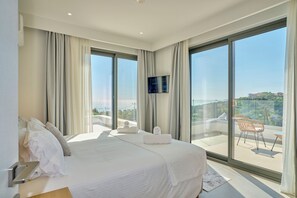 Een kluis op de kamer, een strijkplank/strijkijzer, reisbedje