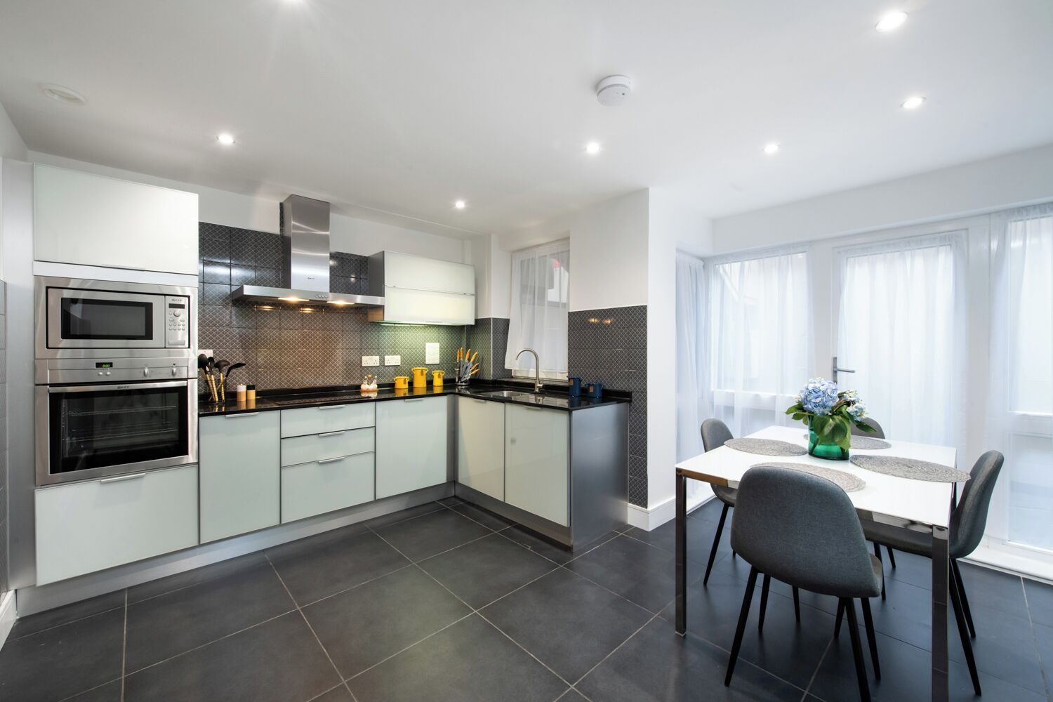 Frigorífico, microondas, horno y placa de cocina