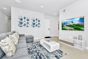 Smart TV - Inviting Condo near Disney with Resort & Waterpark Access - B1-100 (Kissimmee)