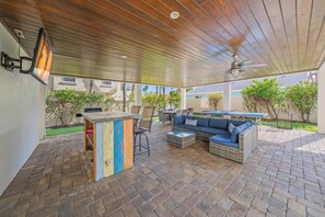 Outdoor dining - New! Heated Pool & Putting Green! Sleeps 15! (Bradenton Beach)