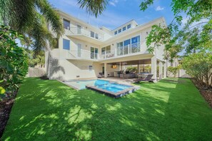 Exterior - New! Heated Pool & Putting Green! Sleeps 15! (Bradenton Beach)