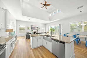 Private kitchen - New! Heated Pool & Putting Green! Sleeps 15! (Bradenton Beach)