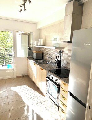 Coffee/tea maker, fridge, microwave, oven - Spacious 3-bedroom apartment with AC, steps from the beach in charming Jávea. (Jávea)