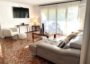 Smart TV - Spacious 3-bedroom apartment with AC, steps from the beach in charming Jávea. (Jávea)
