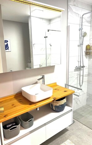 Shower, hair dryer, towels, soap - Spacious 3-bedroom apartment with AC, steps from the beach in charming Jávea. (Jávea)