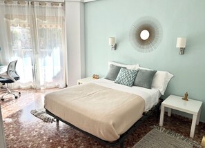 Desk, iron/ironing board, free WiFi, bed sheets - Spacious 3-bedroom apartment with AC, steps from the beach in charming Jávea. (Jávea)
