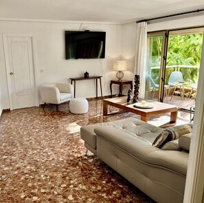 Smart TV - Spacious 3-bedroom apartment with AC, steps from the beach in charming Jávea. (Jávea)