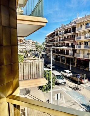 Property grounds - Spacious 3-bedroom apartment with AC, steps from the beach in charming Jávea. (Jávea)