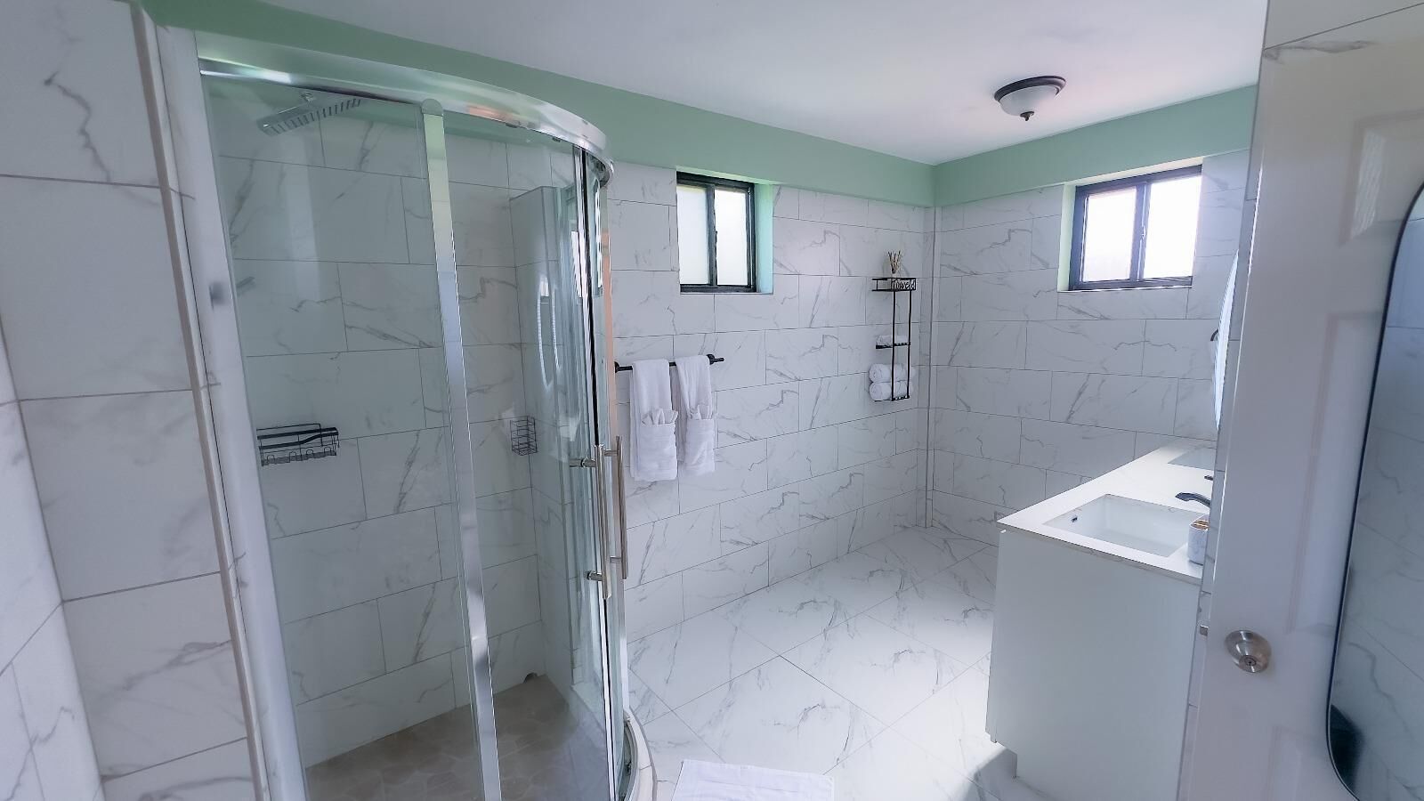 シャワー、ヘアドライヤー、タオル、トイレット  ペーパー