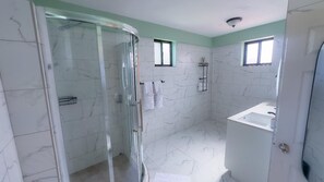 Douche, sèche-cheveux, serviettes fournies, papier toilette