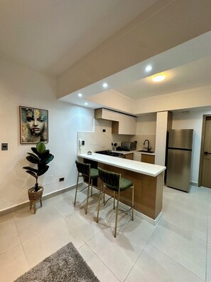 Microwave, oven, stovetop - Modern 1 Bedroom Near Ave. Churchill (Santo Domingo)