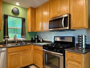 Køleskab, mikrobølgeovn, ovn, kogeplade