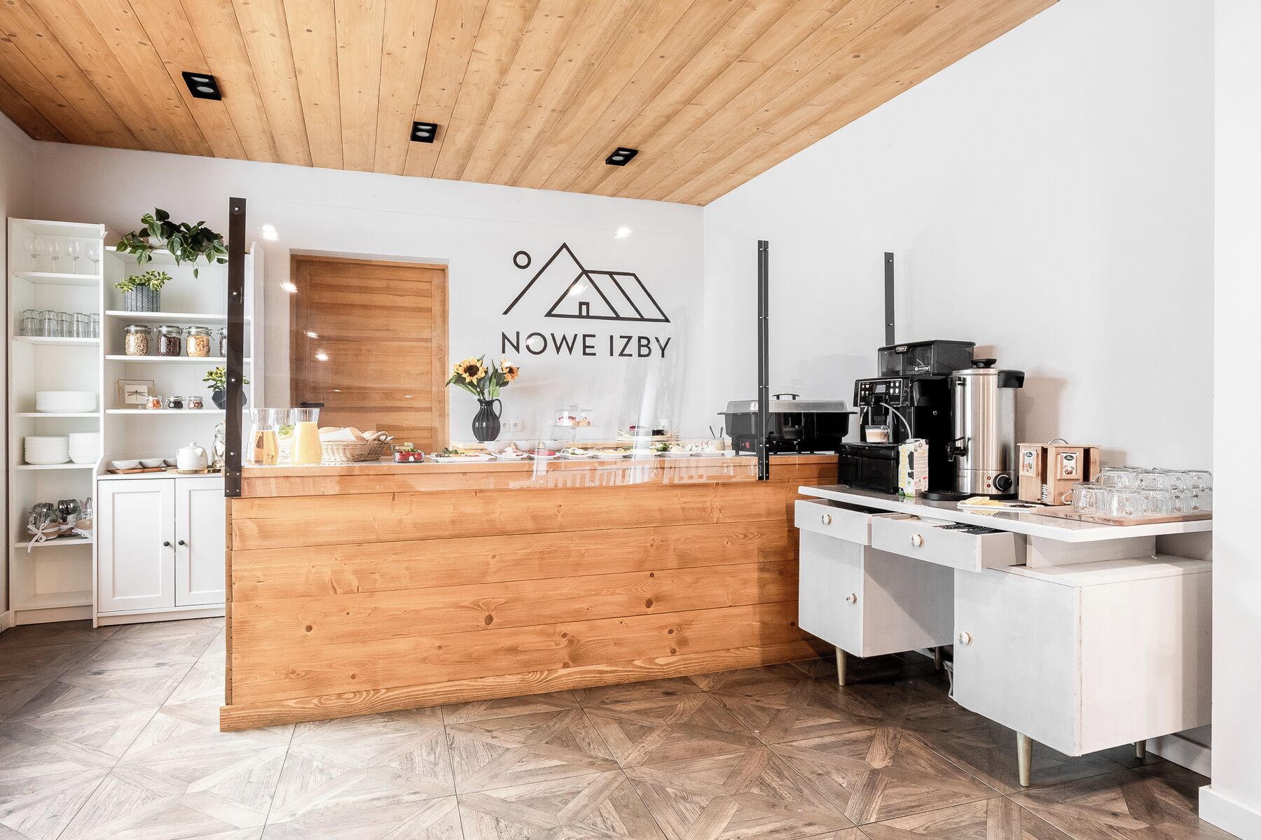 Sarapan prasmanan setiap hari (PLN 35 per orang)